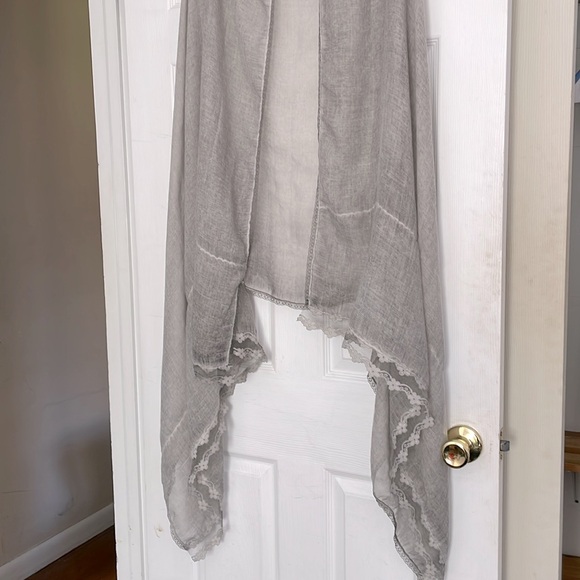 Gorgeous light grey shawl. Lightweight. With lace. Long. - Picture 2 of 7